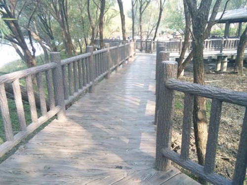 仿石欄桿_仿木欄桿仿樹皮護(hù)欄供應(yīng)廠家