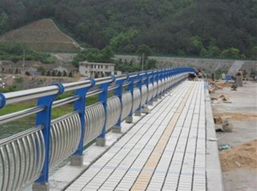 成都不銹鋼復(fù)合管護(hù)欄、橋梁護(hù)欄、成都河道景觀護(hù)欄、成都不銹鋼復(fù)合管、防護(hù)欄