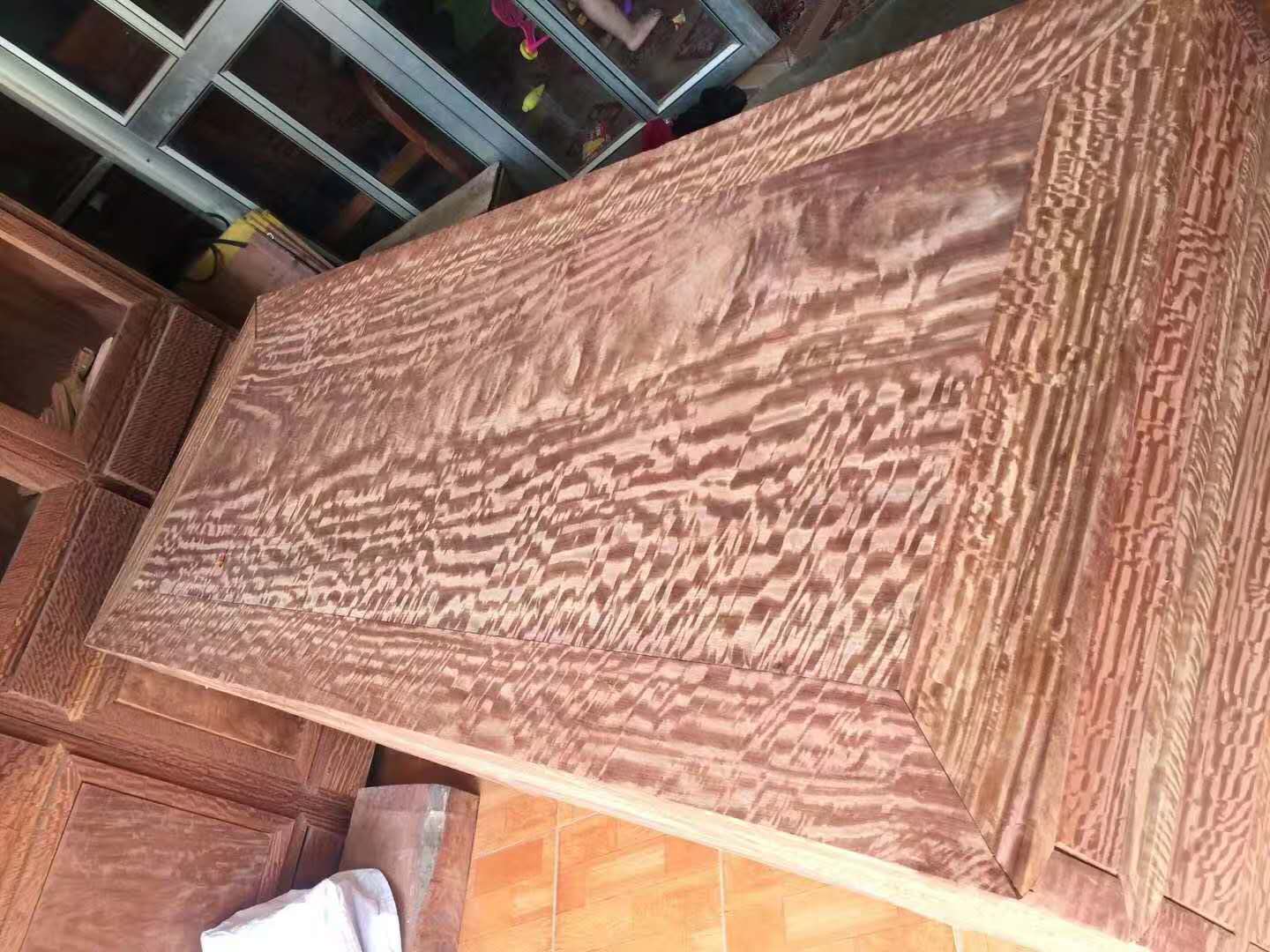 緬花全水波紋辦公桌，專(zhuān)業(yè)生產(chǎn)緬花全水波紋辦公桌