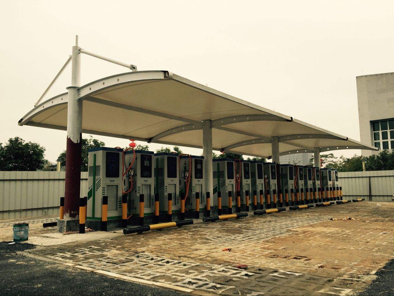 山東新能源汽車充電樁雨棚  公交車充電站膜結構雨棚