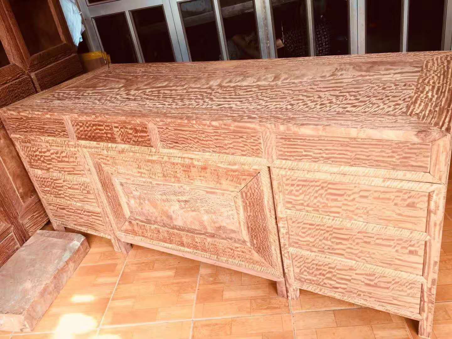 緬花全水波紋辦公桌，專(zhuān)業(yè)生產(chǎn)緬花全水波紋辦公桌