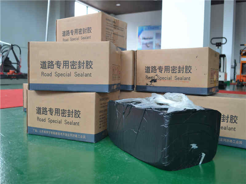 路面灌縫膠|灌縫膠生產(chǎn)廠家|路面裂紋修補(bǔ)膠