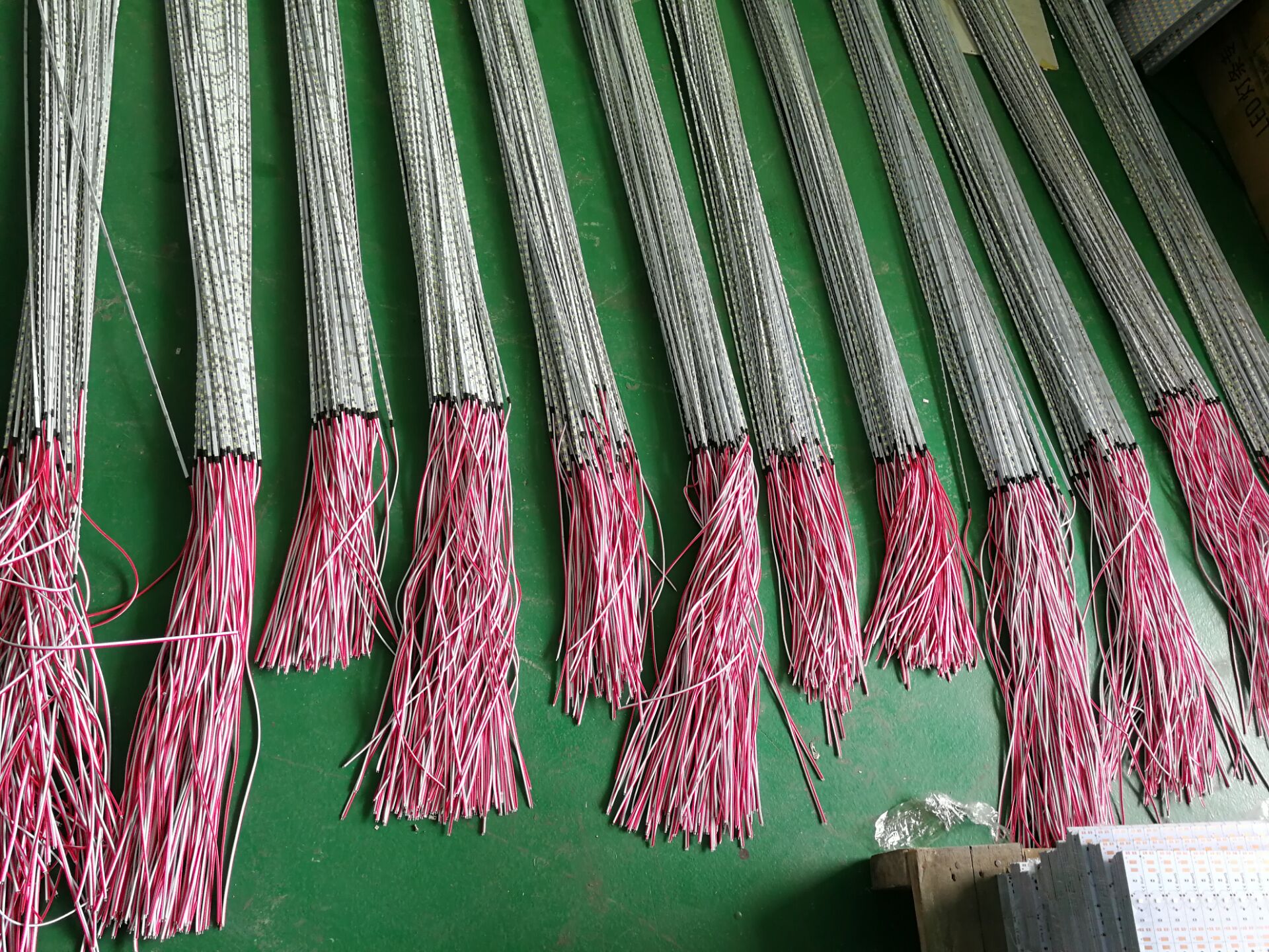 4毫米燈條一米90燈4mm超薄燈箱燈條高亮壽命長(zhǎng)12V優(yōu)惠出售 4MM超薄燈條