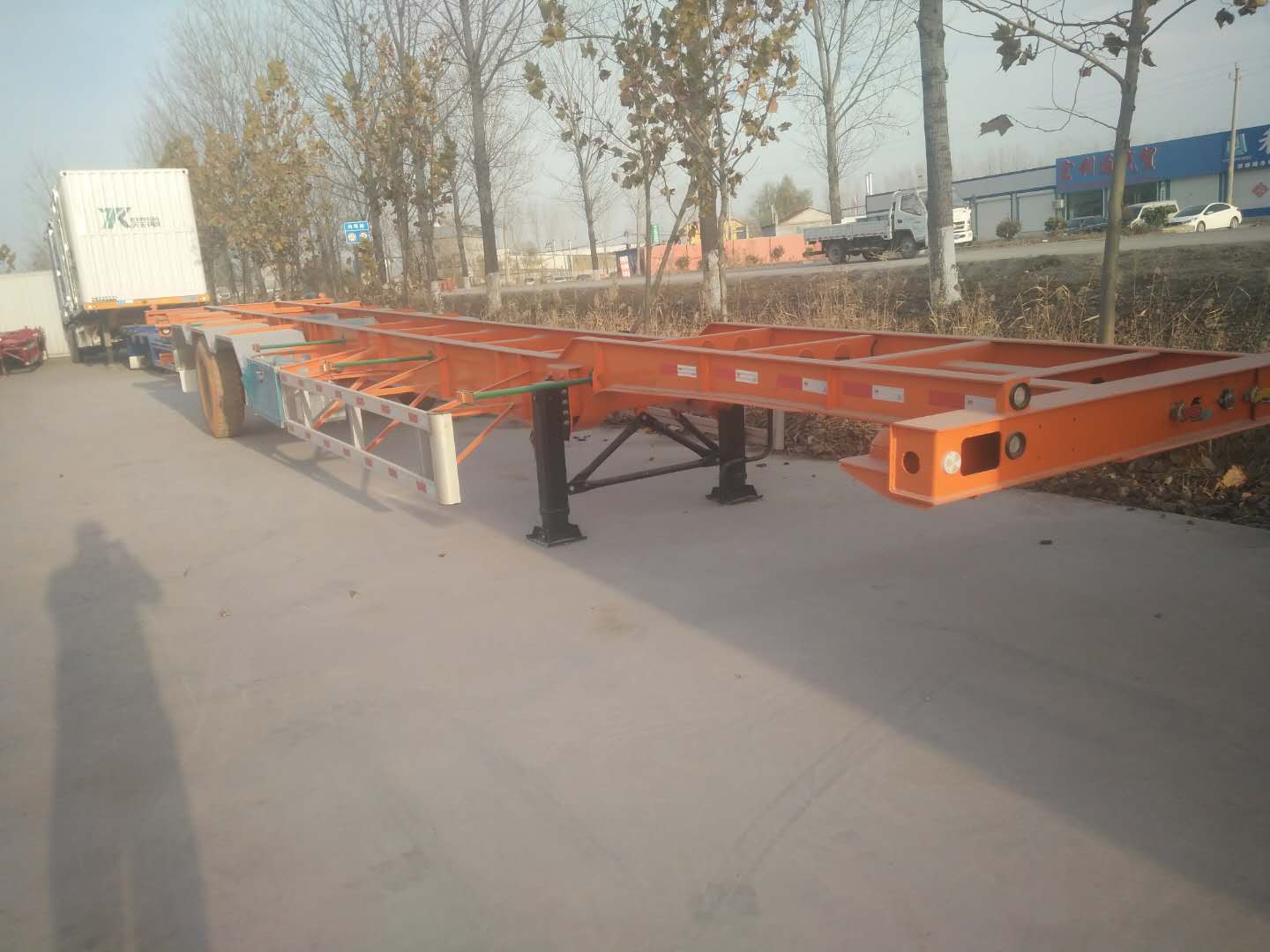 梁鋒輕型骨架車