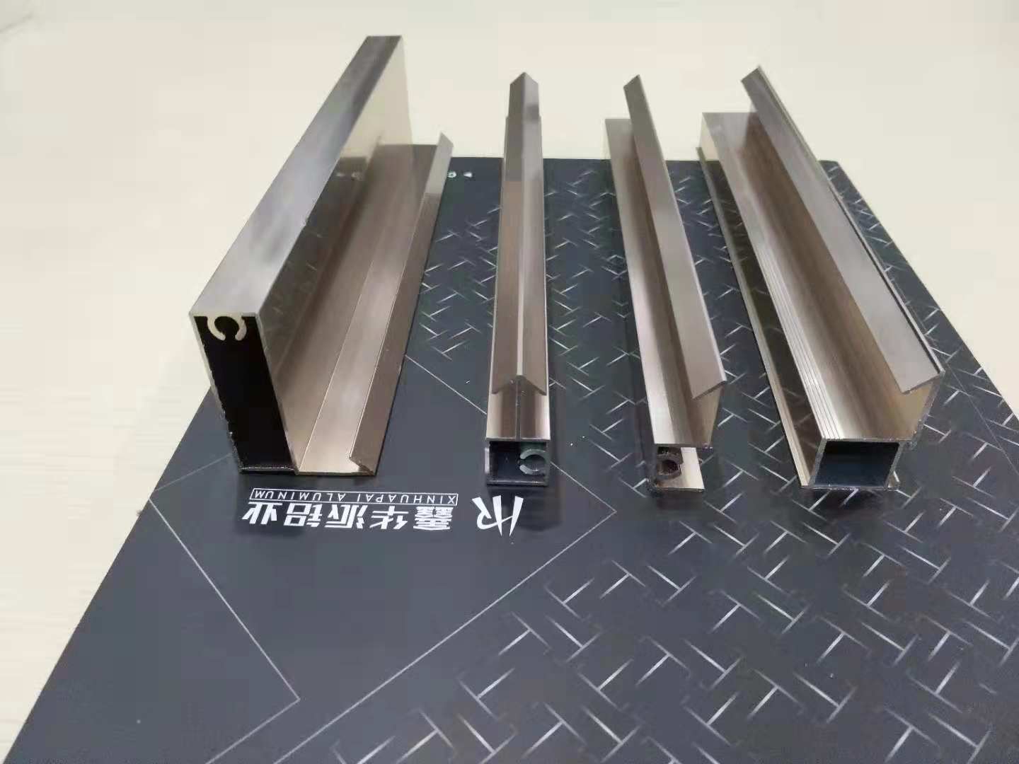 移門衣柜型材廠家直銷、移門衣柜型材報價、移門衣柜型材生產(chǎn)商