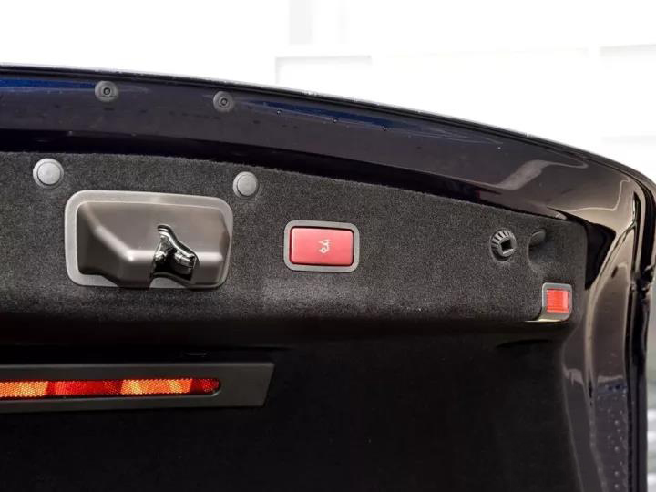 奔馳原廠電尾門/一腳踢，德國*配件，原裝位無損安裝電動尾門 一腳踢