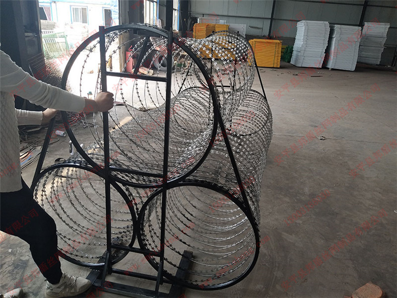 三圈滾筒式防暴阻隔網(wǎng) 三圈滾筒式防暴阻隔網(wǎng)三圈滾筒式防暴阻隔網(wǎng) 三圈滾筒式鋼絲防暴阻隔網(wǎng)