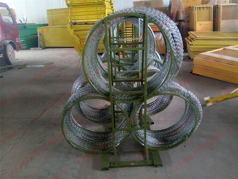 三圈滾筒式防暴阻隔網(wǎng) 三圈滾筒式防暴阻隔網(wǎng)三圈滾筒式防暴阻隔網(wǎng) 三圈滾筒式鋼絲防暴阻隔網(wǎng)