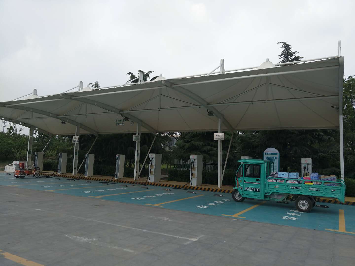 遼寧膜結(jié)構(gòu)充電樁車棚 本溪膜結(jié)構(gòu)充電樁車棚 營(yíng)口膜結(jié)構(gòu)充電樁車棚