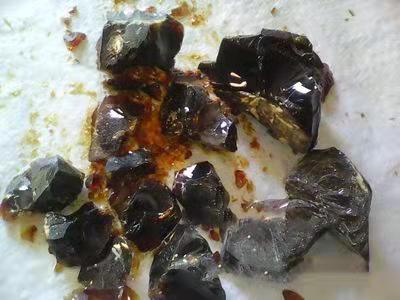 透明紅塊狀古馬龍樹脂