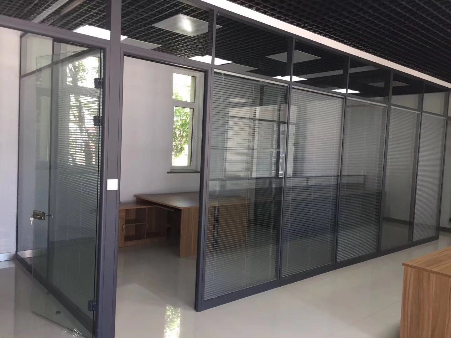沈陽(yáng)玻璃屏風(fēng)隔斷墻辦公室高隔斷鋁合金百葉窗成品雙層鋼化玻璃間