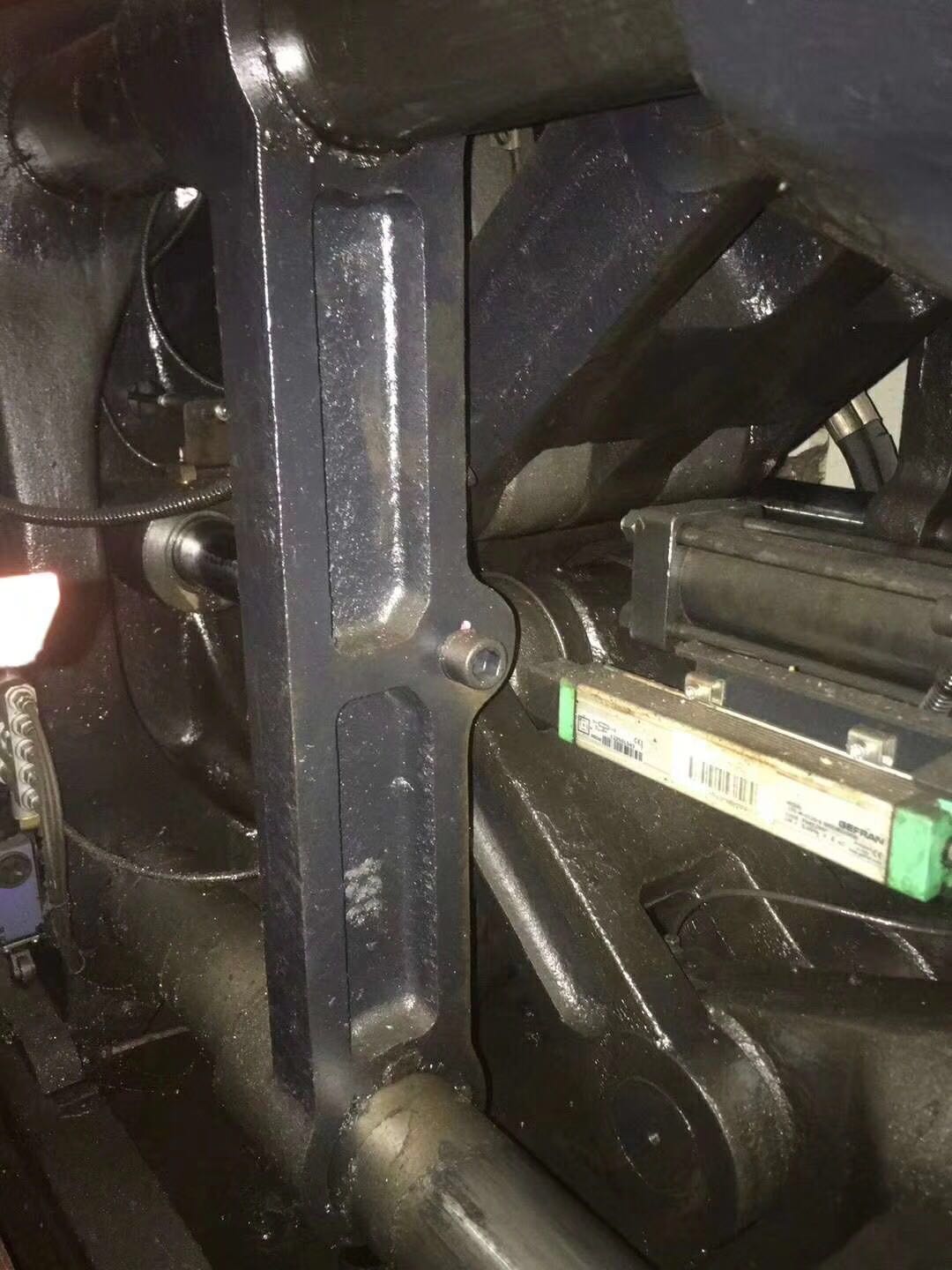 廣西工廠11臺震雄注塑機(jī)JM138-Ai02變量泵電子尺版無塵車間機(jī)臺保養(yǎng)好及輔件設(shè)一批價(jià)格便宜出售