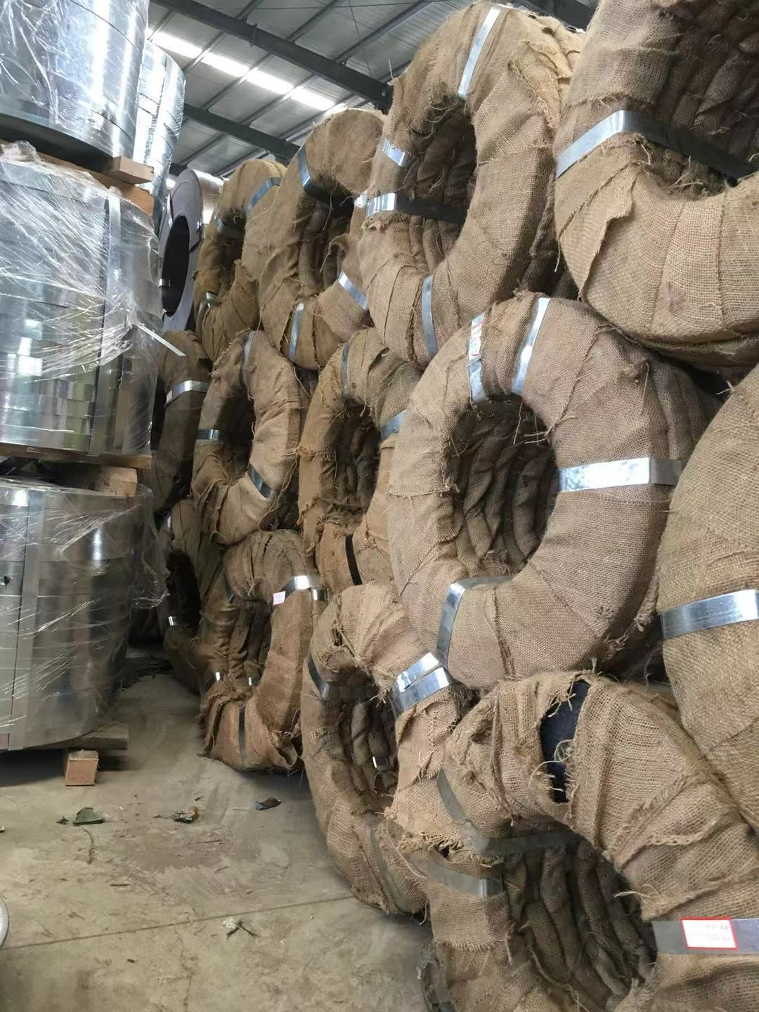 C現(xiàn)貨批發(fā)0.9*32 烤藍(lán)鐵皮打包鋼帶發(fā)藍(lán)帶鋼今日?qǐng)?bào)價(jià)