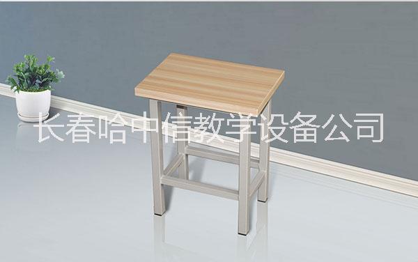 長(zhǎng)春課桌椅 書(shū)桌環(huán)保型課桌椅只選哈中信生產(chǎn)