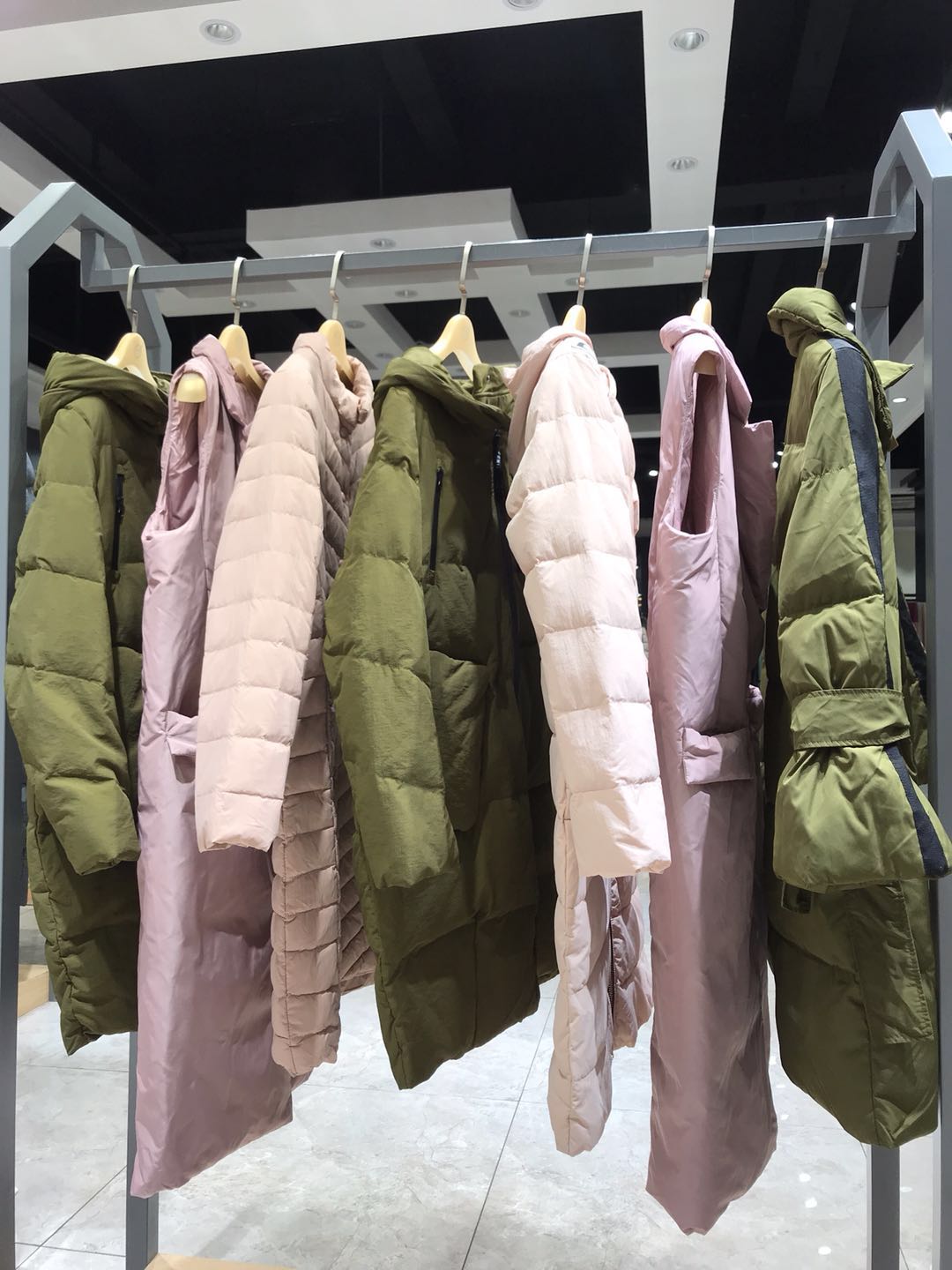 菲麗爾牌折扣女裝羽絨服庫存尾貨進(jìn)貨走份貨源充足石井女裝商圈