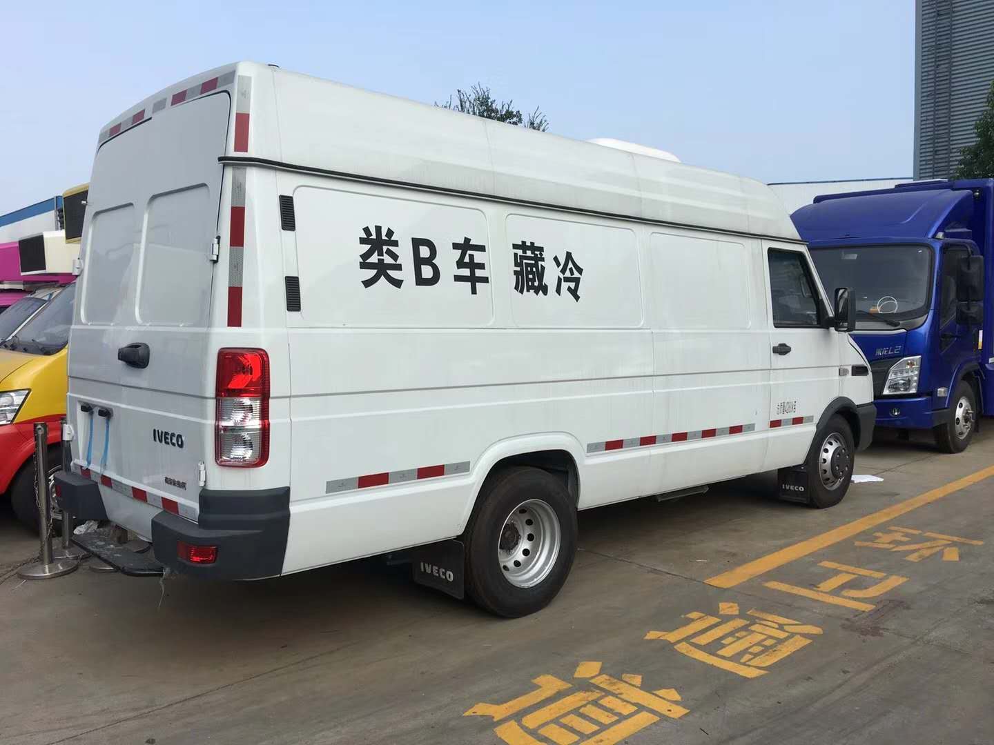 程力冷藏車廠家直銷：18372235977依維柯面包冷藏車多少錢(qián)一輛