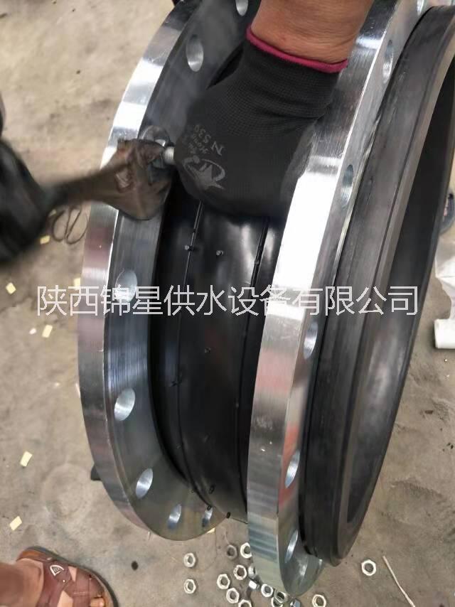 防拉脫限位橡膠接頭 大翻邊橡膠接 天然膠體 西安廠家 陜西錦星供水設(shè)備有限公司