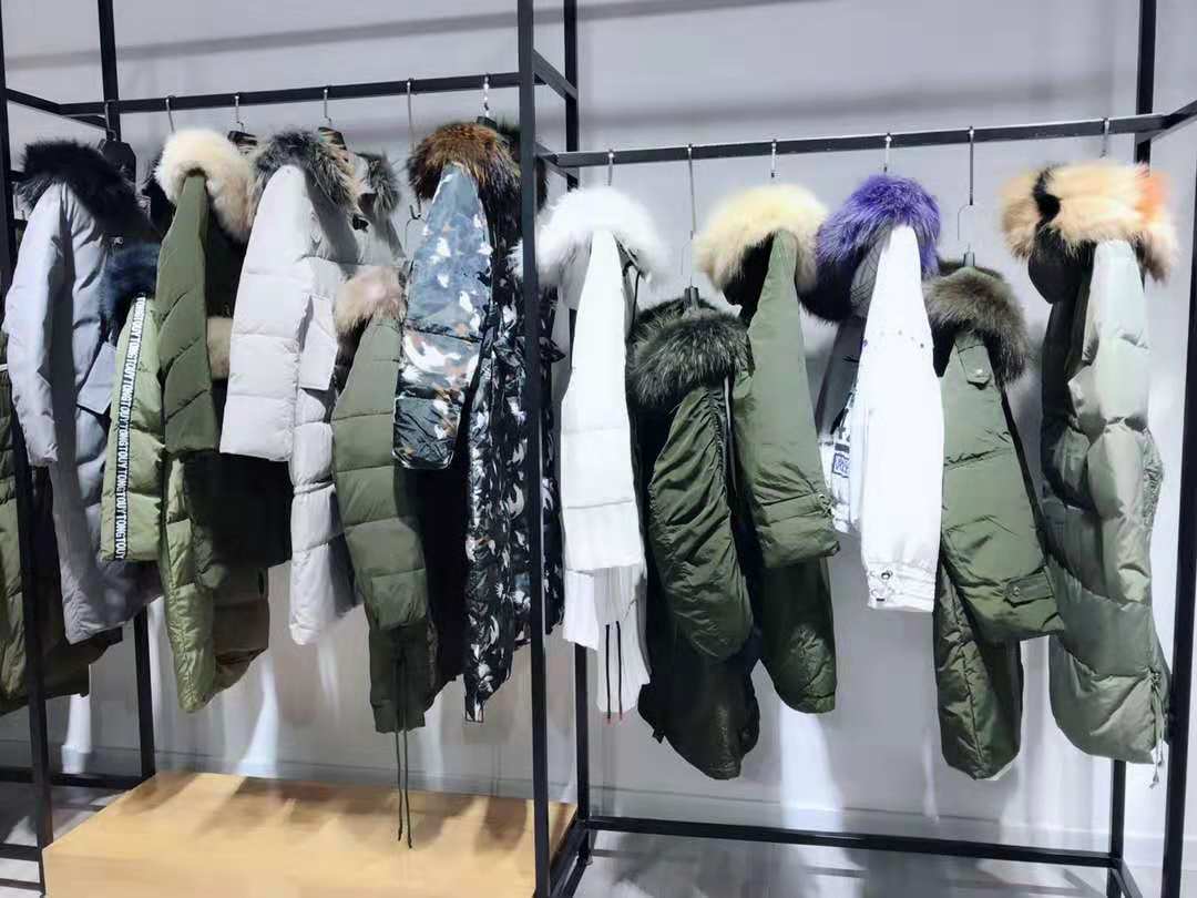 精致女裝批發(fā)冬大毛領(lǐng)羽絨服品牌折扣一手貨源批發(fā)
