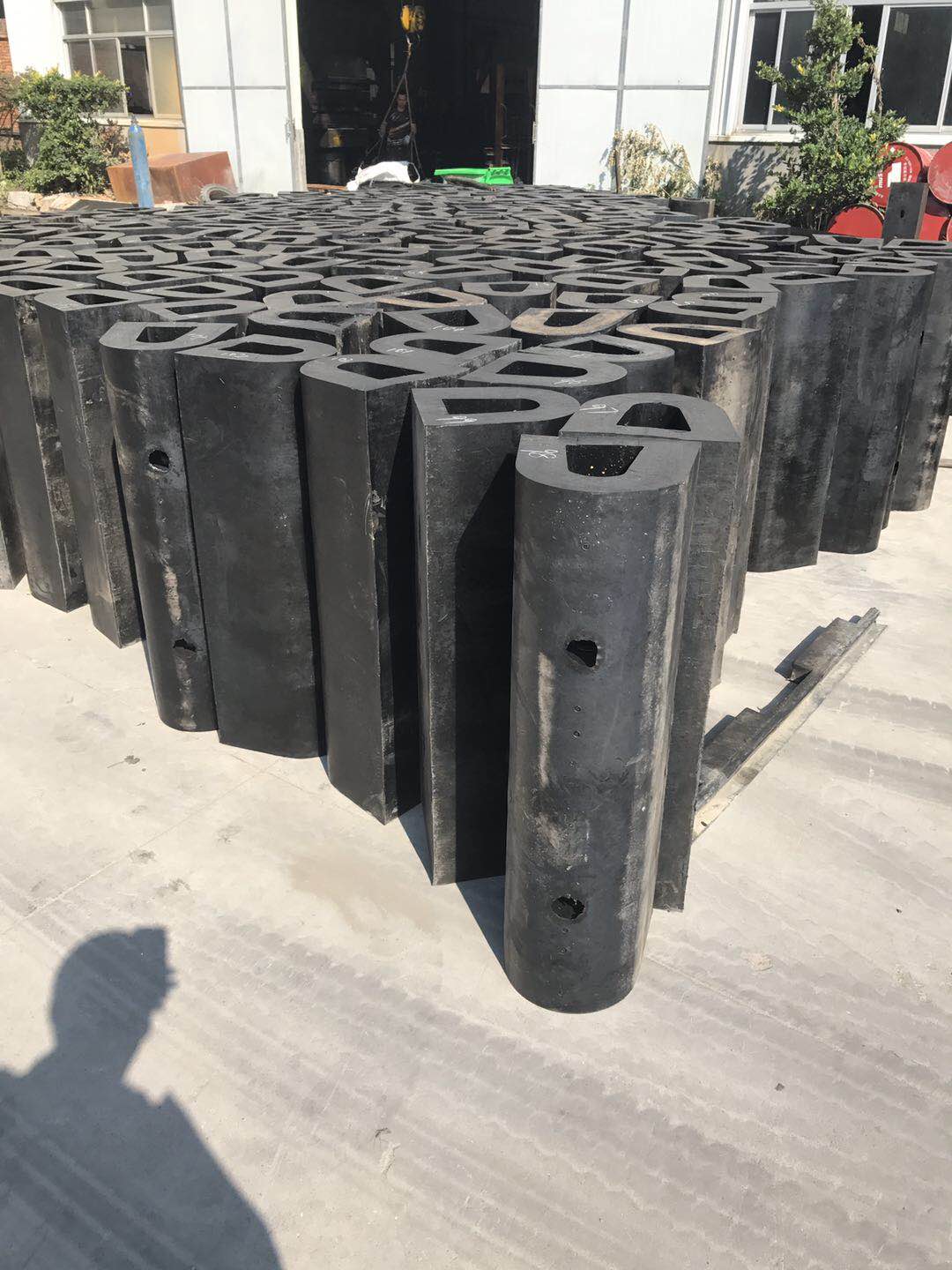 半圓型橡膠護舷，杭州專業(yè)生產半圓型橡膠護舷廠家，杭州長期供應半圓型橡膠護舷廠家