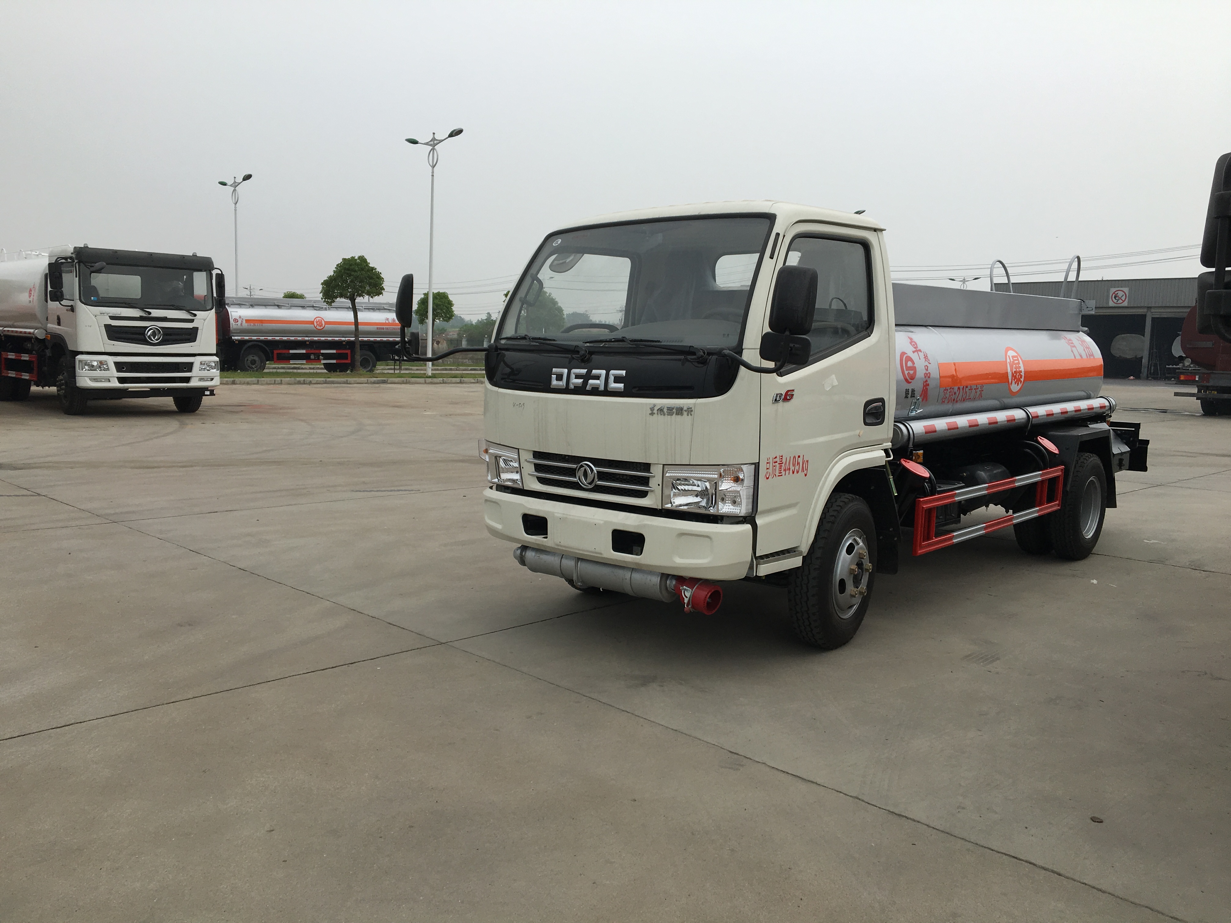 2噸藍牌加油車、C證可以駕駛 湖北油罐車直銷 湖北油罐車廠家 湖北藍牌加油車