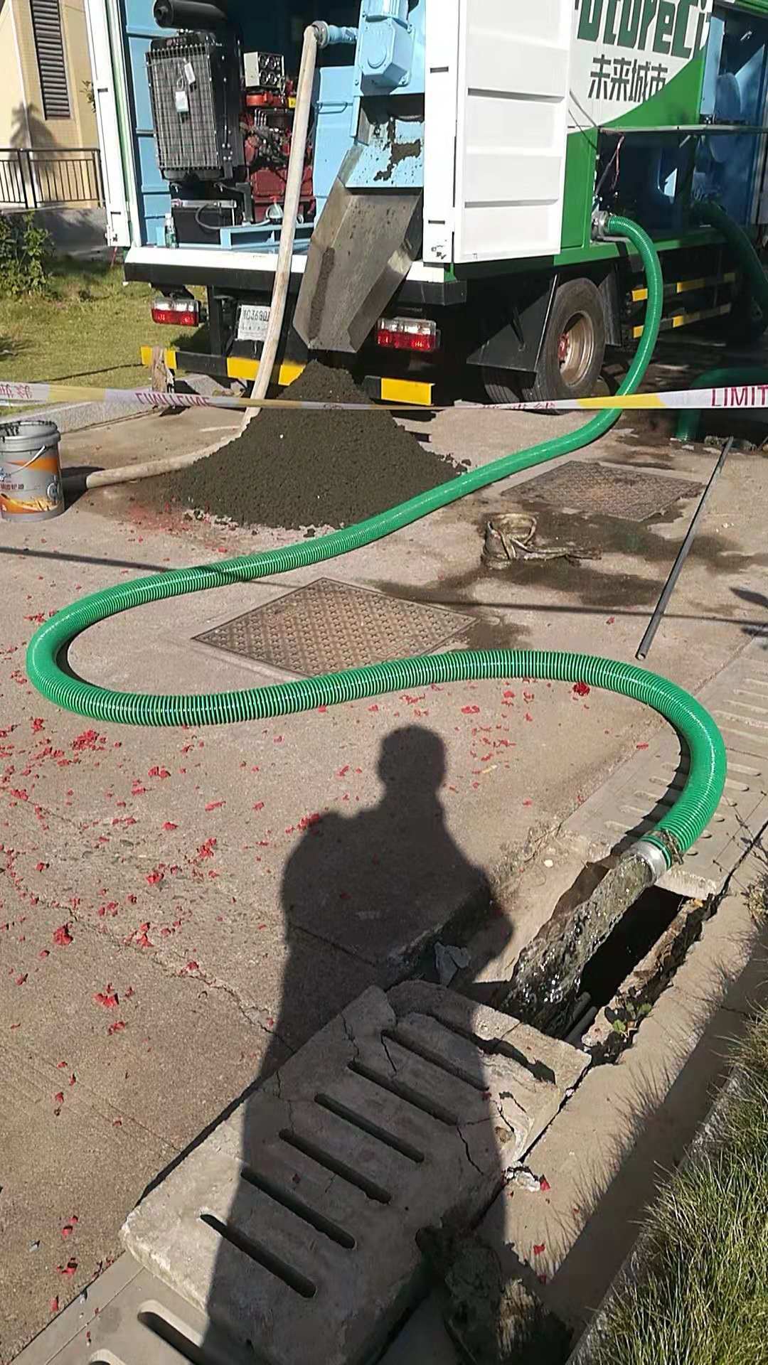 使用污泥處理車(chē)處理河道淤泥，大型污泥處理設(shè)備省心放心