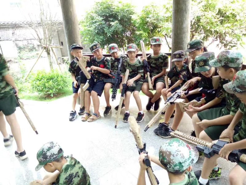 柳州冬令營 讓孩子在綠色的軍營中 柳州正欣冬令營，體驗(yàn)成長快樂