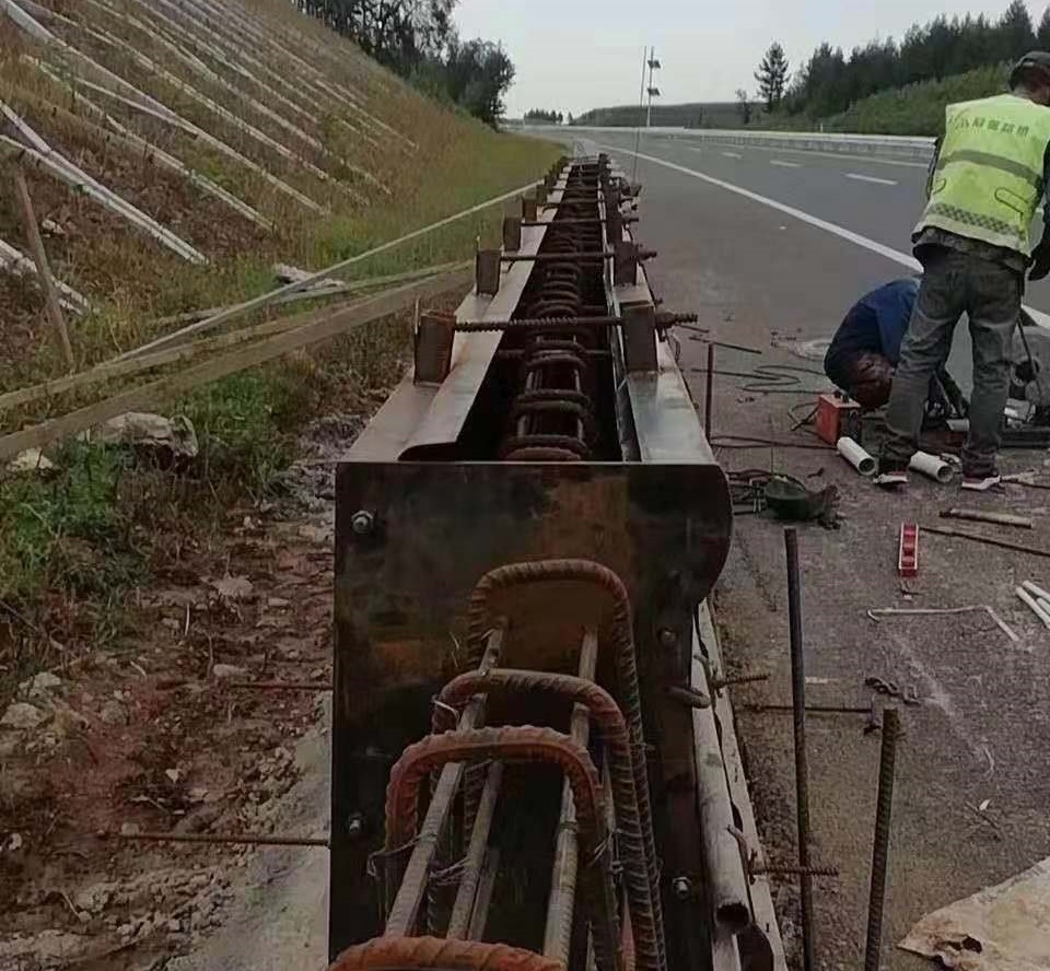 混凝土隔離墻模具混凝土隔離墩模具