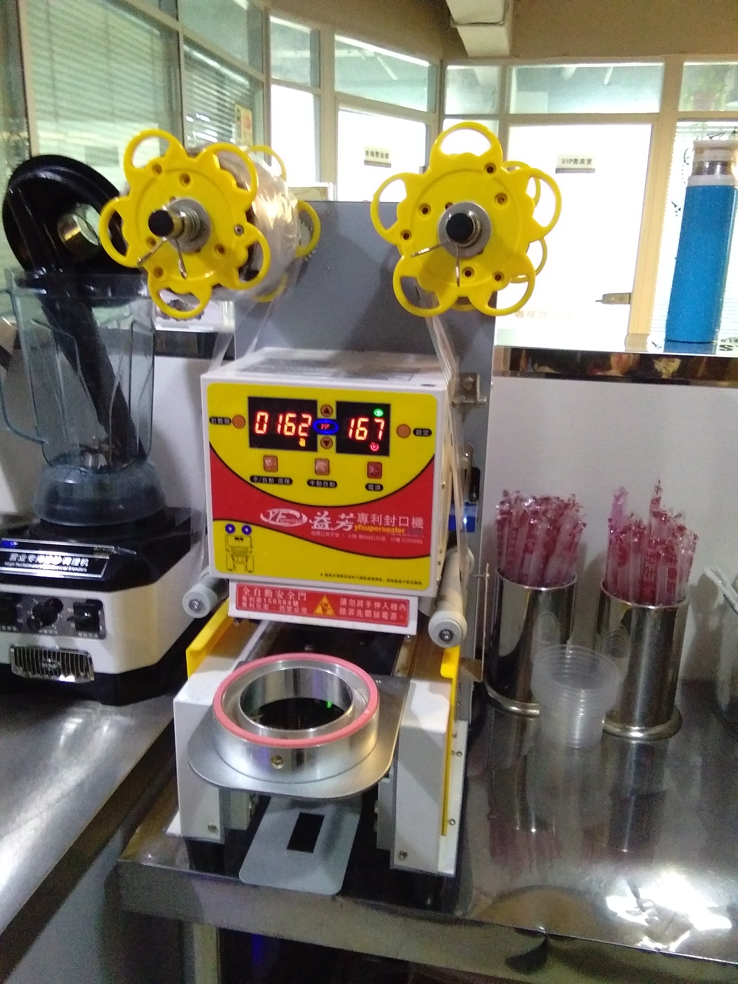 奶茶杯自動(dòng)封口機(jī)價(jià)格 奶茶封口機(jī)大概多少錢 奶茶封口機(jī)多少錢一個(gè)