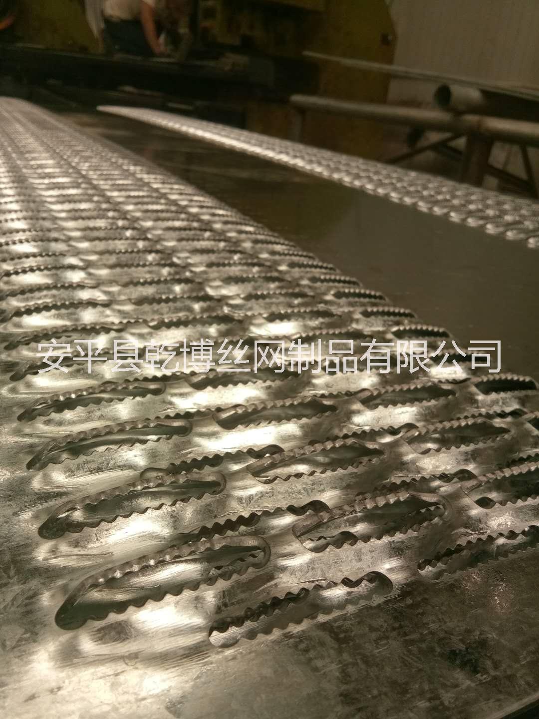 防滑板、鱷魚嘴機(jī)械防滑腳踏板、河北防滑板生產(chǎn)廠家 機(jī)械防滑板 機(jī)械防滑沖孔板