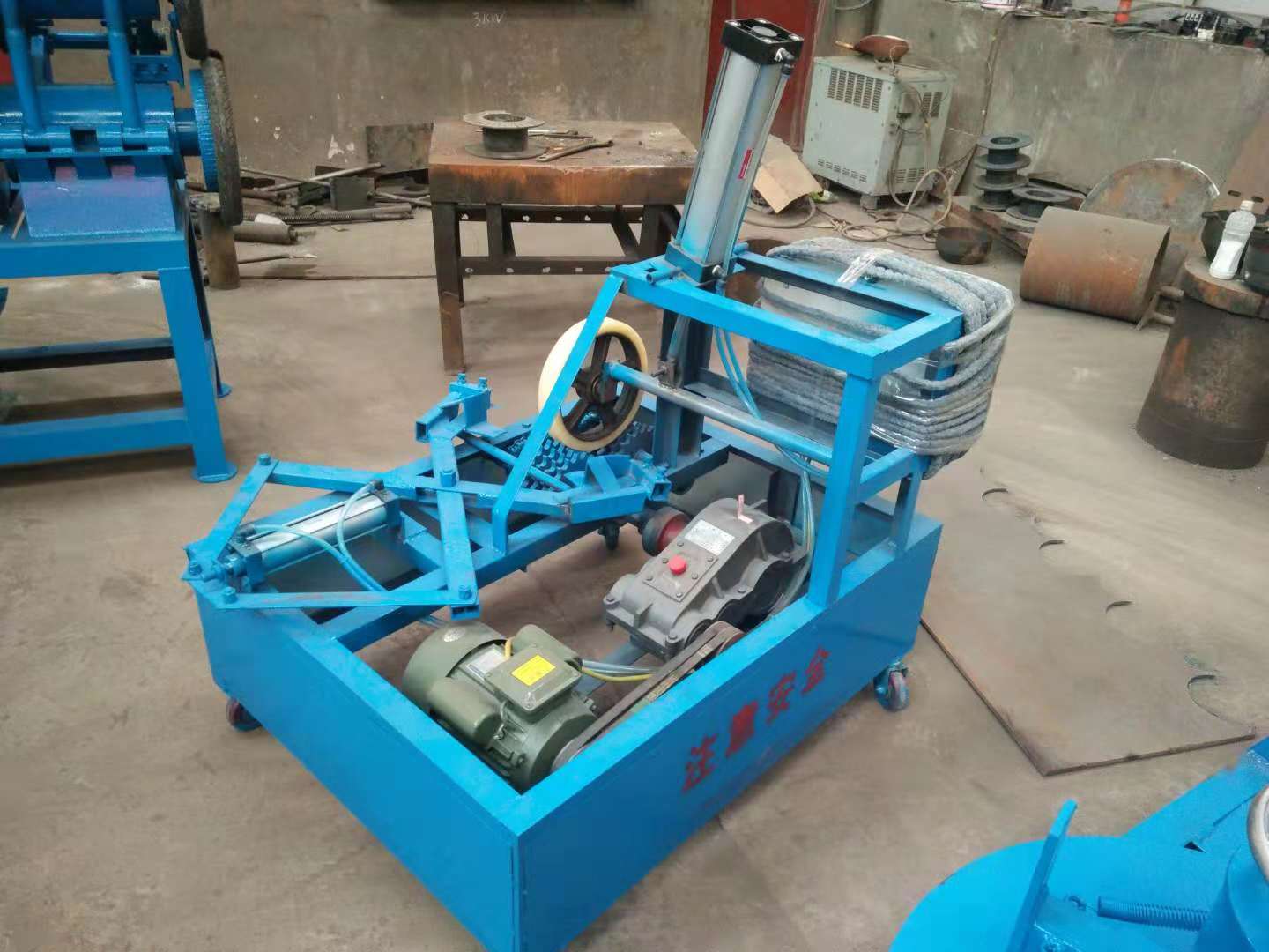 供應廣東輪胎切條機多少錢新型輪胎切條機質(zhì)量怎么樣定制佰乾輪胎切條機