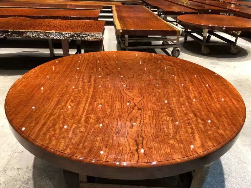 巴花圓盤巴花圓桌哪里買 巴花怎么辨認(rèn)真假 小巴花跟巴花的區(qū)別 古夷蘇木巴花大板貴嗎 巴花大板為什么那么貴　