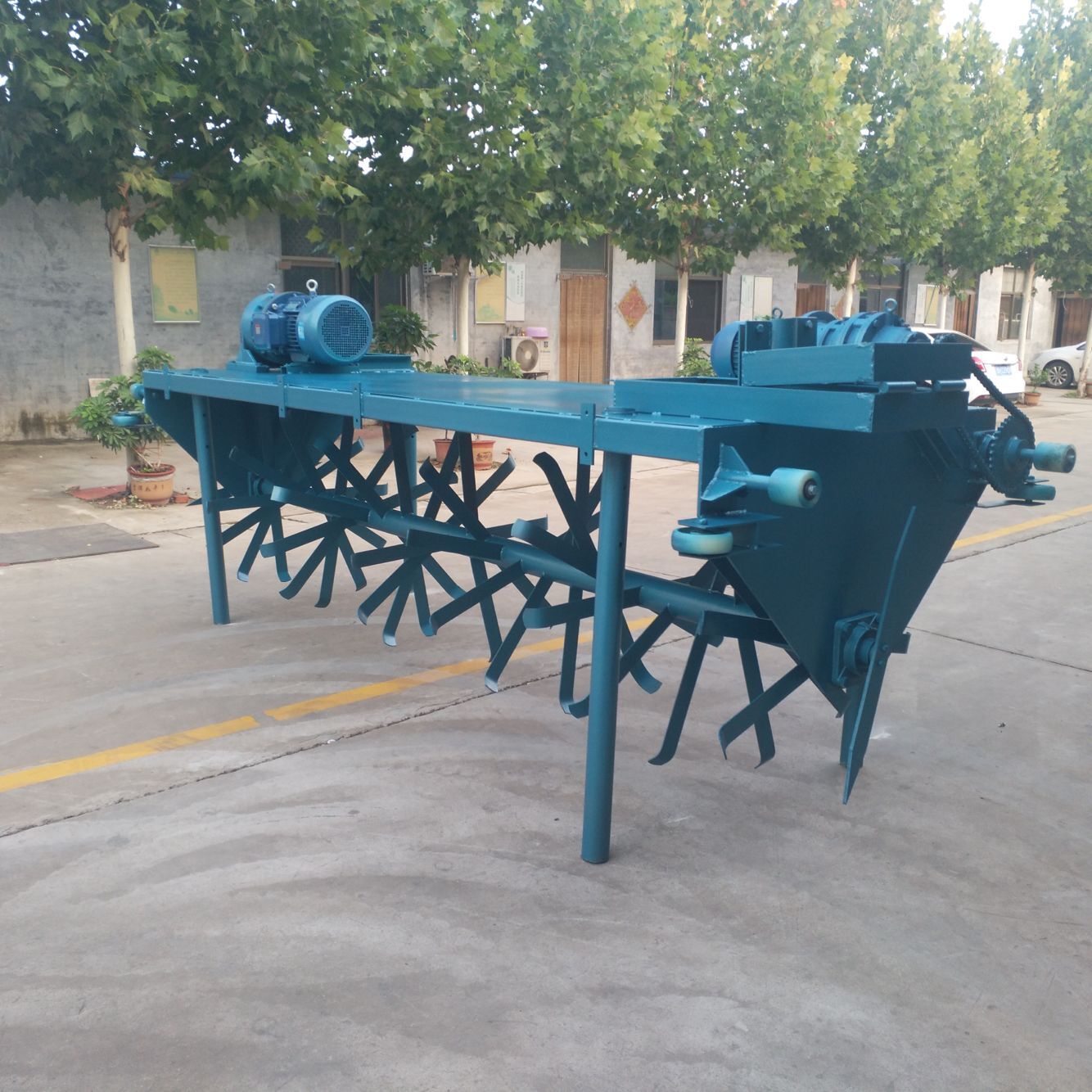 發(fā)酵床翻耙機(jī)設(shè)備特點(diǎn)