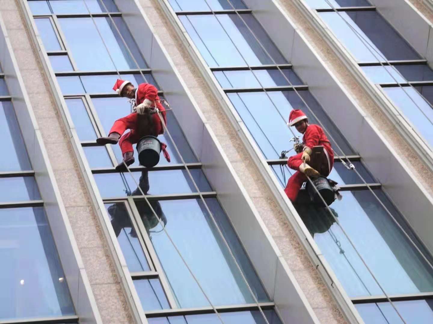 北京吊繩蜘蛛人、高空清洗、玻璃清洗、幕墻清洗、瓷磚清洗、石材清洗、真石漆清洗