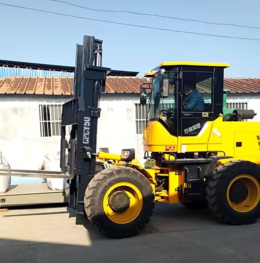 山東廠家直銷5T四驅(qū)鉸接越野叉車