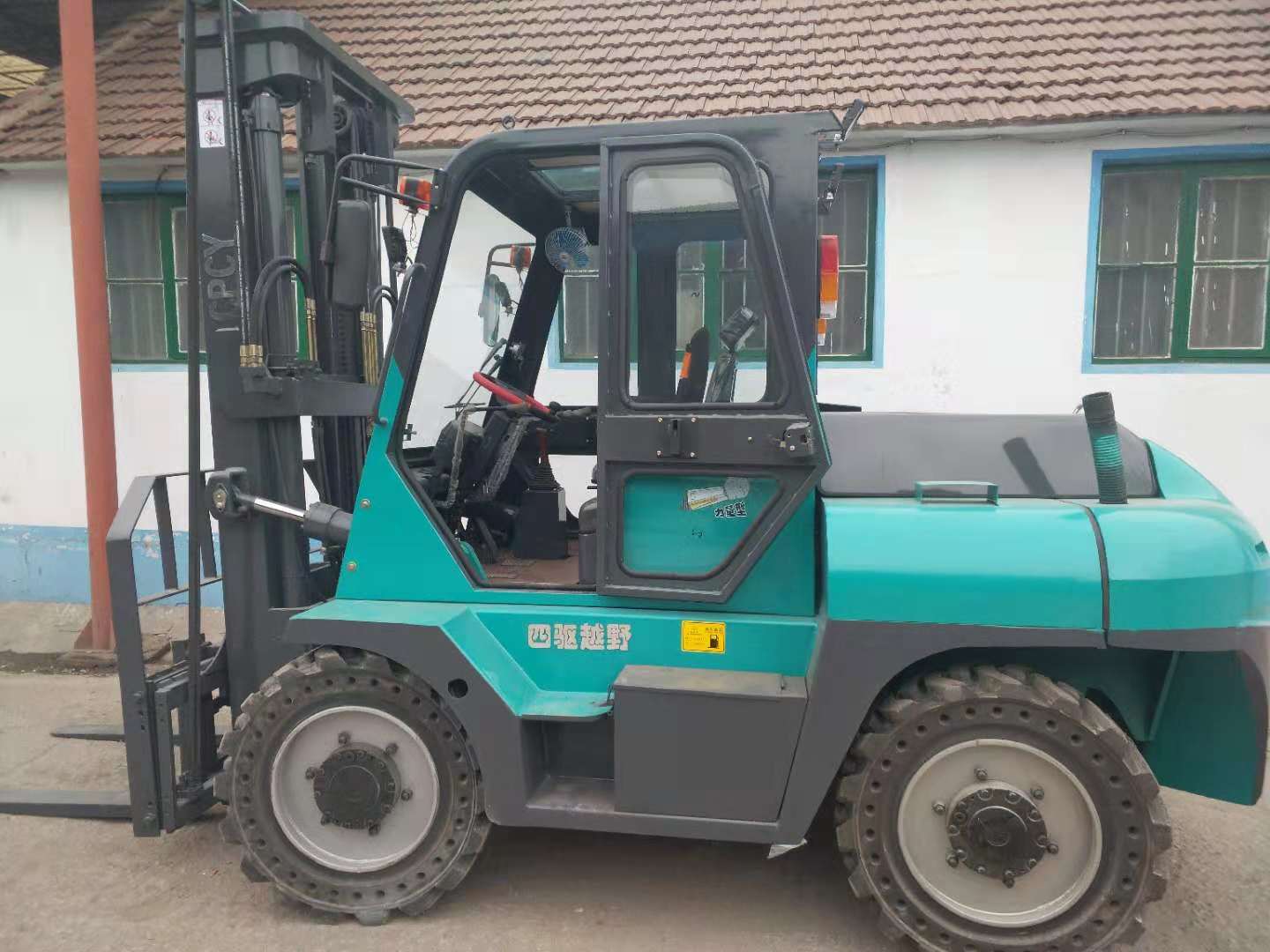 山東萊州4T四驅(qū)越野叉車(chē)工廠直銷(xiāo)