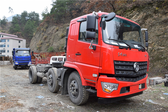 東風輕皮小三軸自卸車，低頂駕駛室輕量化東風拓行*后四自卸車