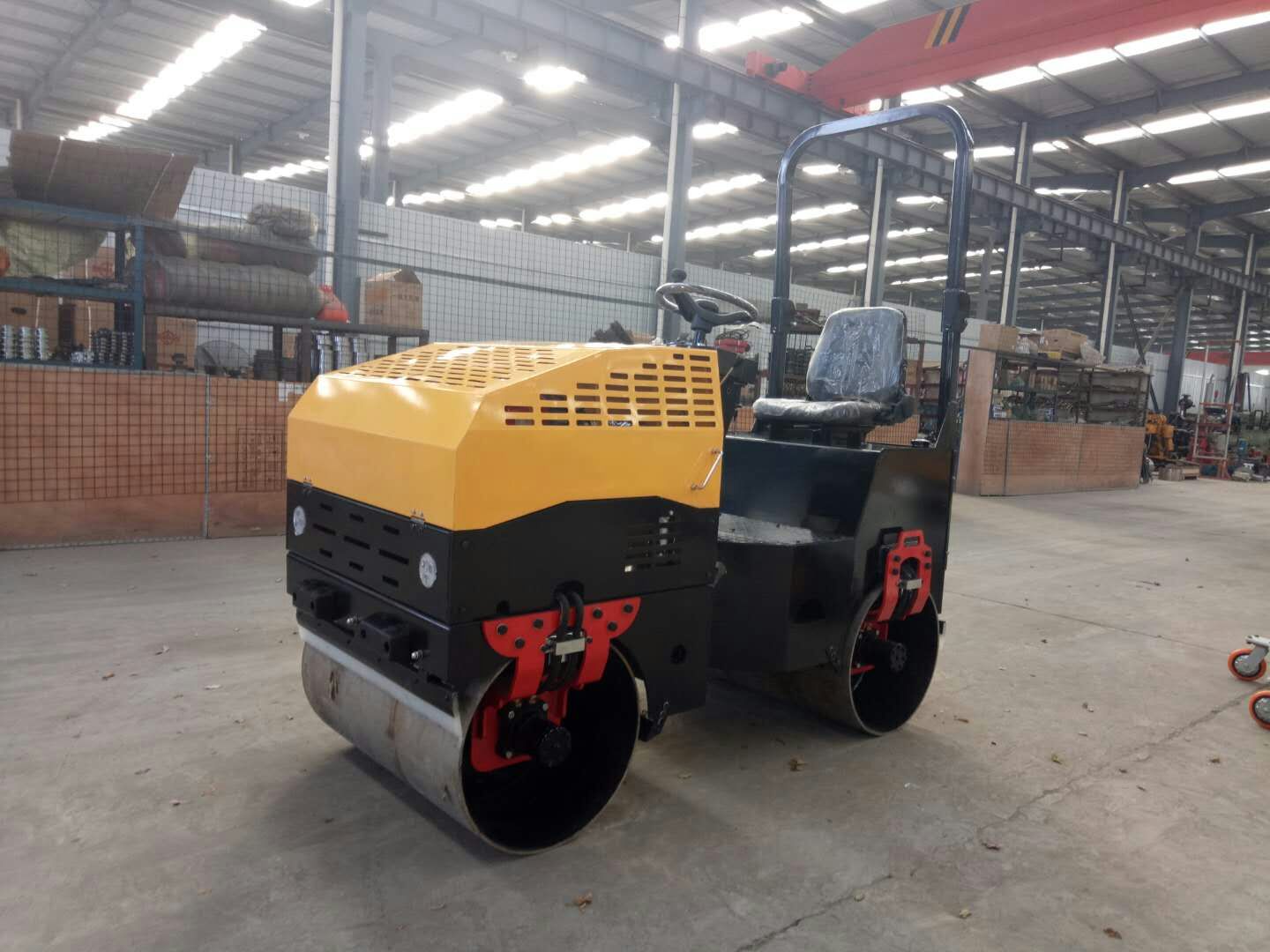 全液壓座駕式微型前輪震動(dòng)壓路機(jī)