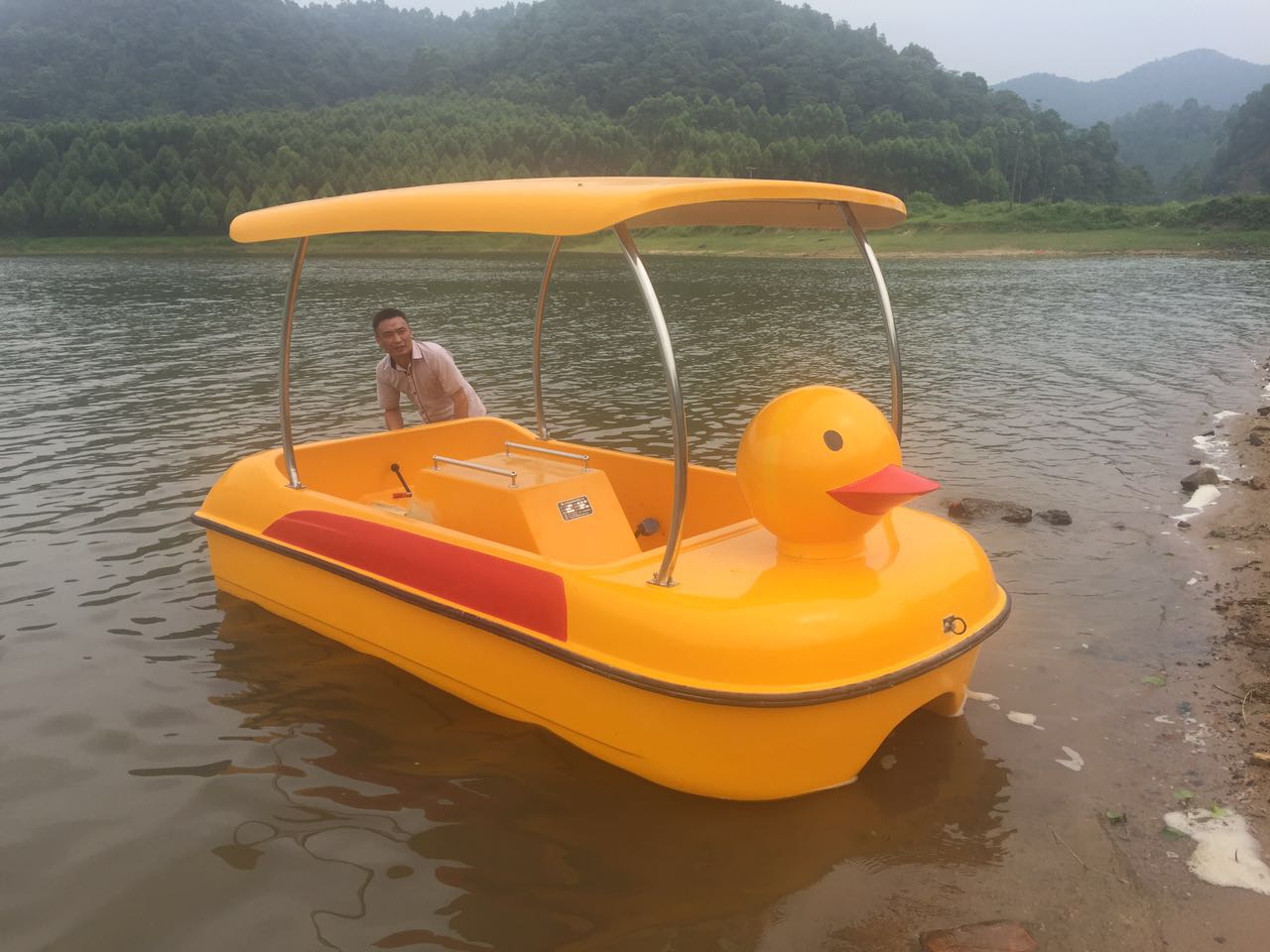 公園水庫游船|大黃鴨腳踏船、公園腳踏船、腳踏船價(jià)格 可愛大黃鴨腳踏船
