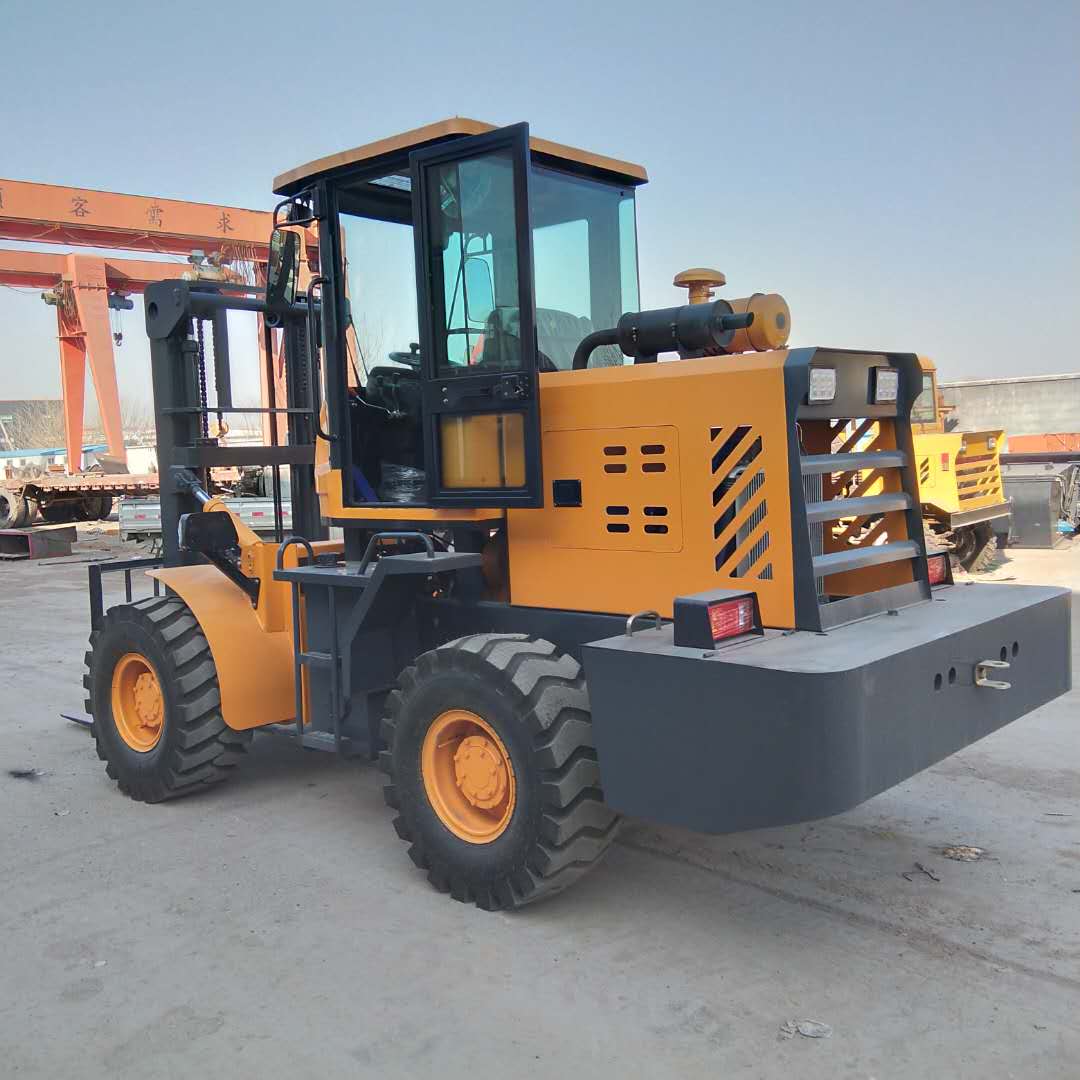 裝載機(jī)式叉車（越野叉車）四輪驅(qū)動、動力強(qiáng)勁榮裝專業(yè)制造