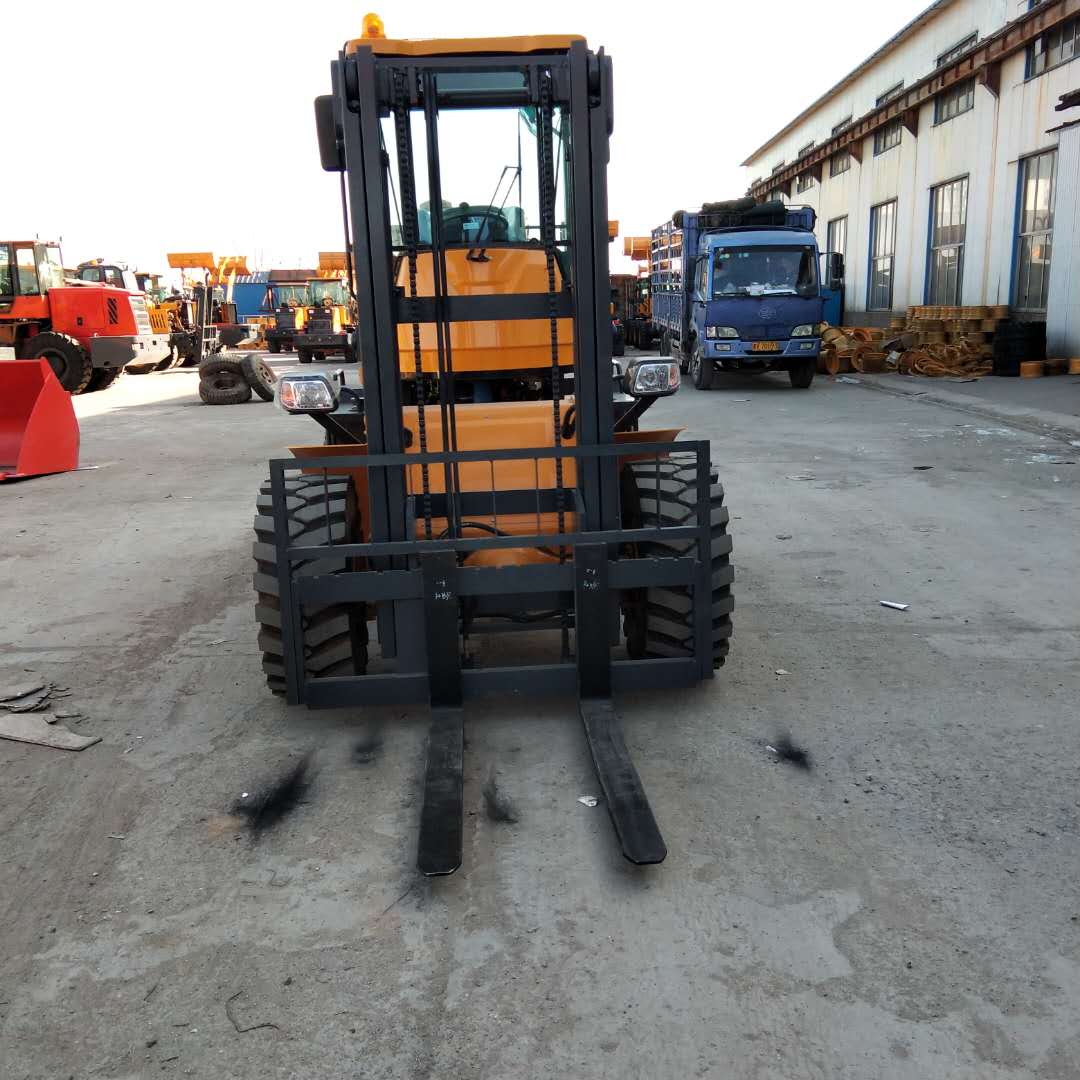 裝載機(jī)式叉車（越野叉車）四輪驅(qū)動、動力強(qiáng)勁榮裝專業(yè)制造
