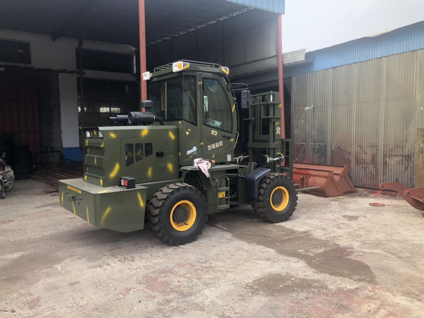 山東越野叉車(chē)生產(chǎn)廠家3噸四驅(qū)越野