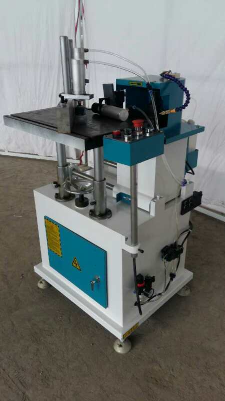 山東廠家供應全套的斷橋鋁門窗機器，一臺壓力機需要多少錢，山東斷橋鋁壓力機報價，門窗設(shè)備多少錢一套