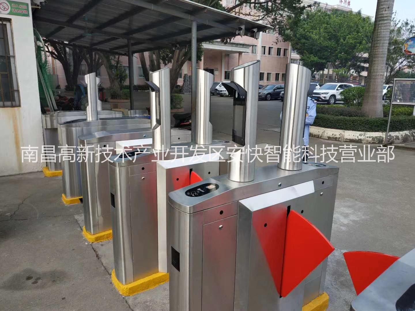 廠家*動(dòng)態(tài)圓柱人臉識(shí)別機(jī)人行通道閘門禁系統(tǒng)