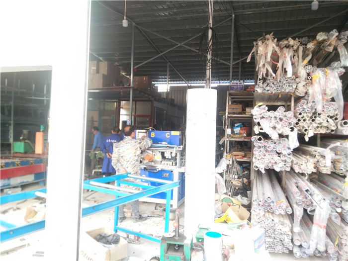 三工位數(shù)控沖孔切料機可同時工作兩個油缸四支材料 三工位數(shù)控沖孔切料機全自動沖孔機