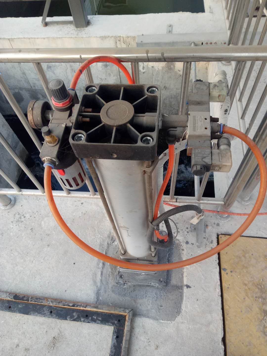 螺桿式啟閉機(jī)供應(yīng)商，邢臺螺桿式啟閉機(jī)供應(yīng)商，唐山螺桿式啟閉機(jī)供應(yīng)商