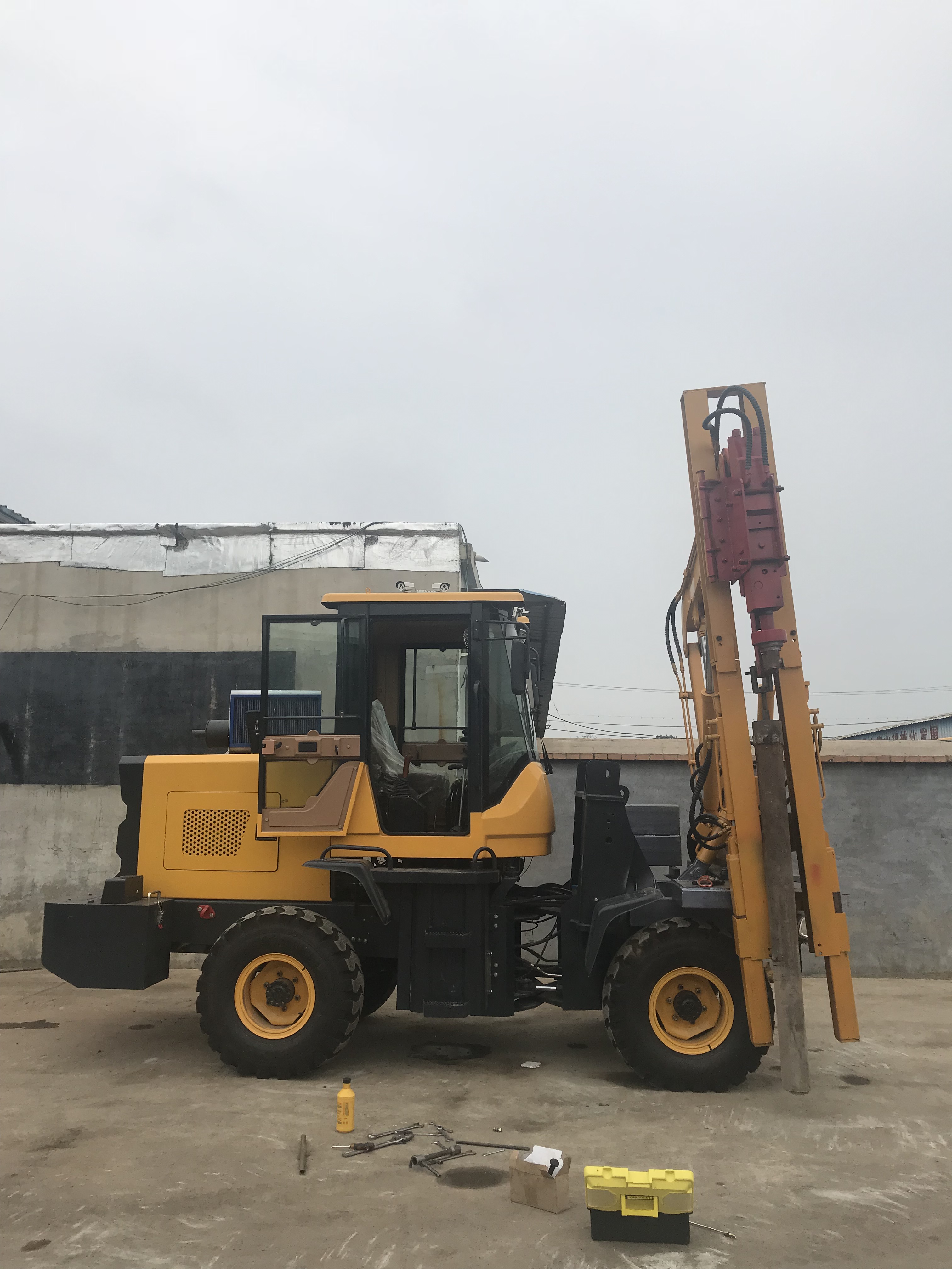 公路護(hù)欄打樁機(jī) 液壓公路護(hù)欄打樁機(jī) 護(hù)欄打拔鉆一體機(jī)