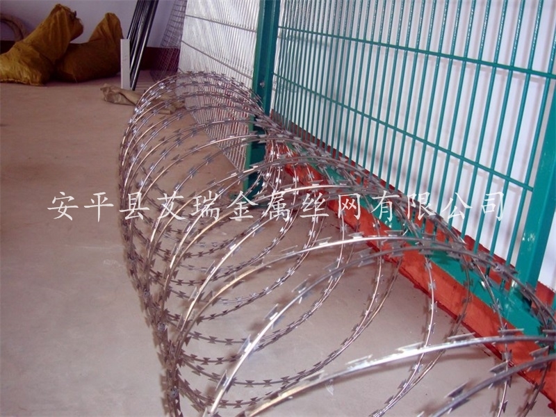 看守所籬笆式刀刺網(wǎng)-手風(fēng)琴狀的*刺絲-蛇腹刀刺絲