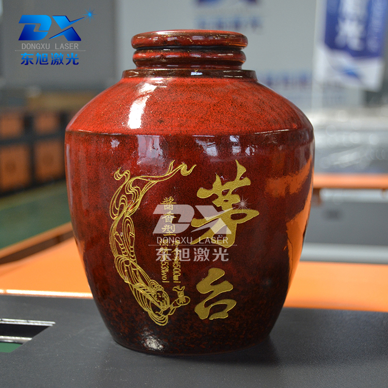 供應(yīng)私人定制酒壇雕刻機(jī) 送禮定制酒瓶酒盒包裝激光雕刻機(jī)
