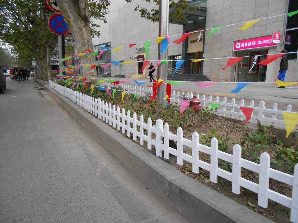 武漢草坪花壇塑鋼護(hù)欄廠家批發(fā)