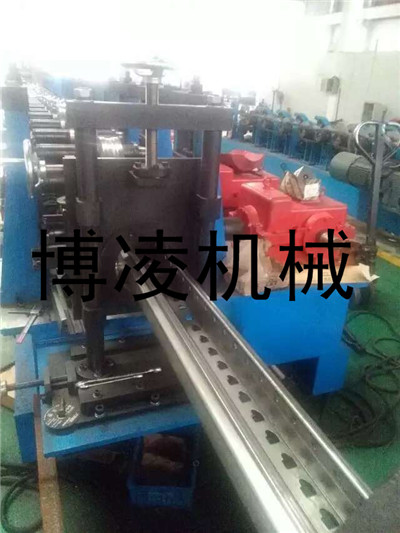 博凌重型倉(cāng)儲(chǔ)貨架自動(dòng)成型設(shè)備